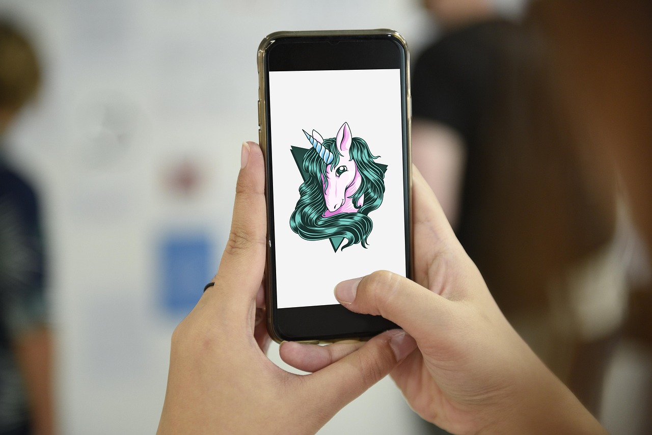 猪手机壁纸高清图片，萌态可掬的桌面新宠